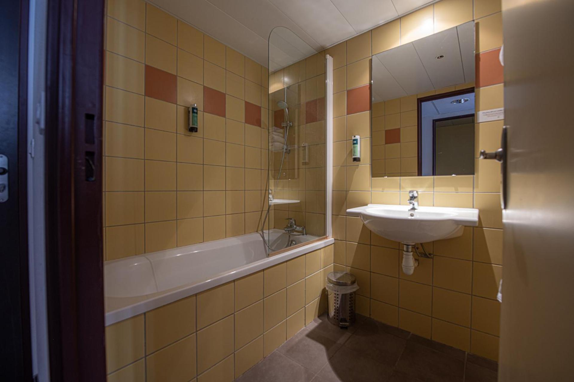 Logis Hotel Le Commerce Navarrenx Екстериор снимка